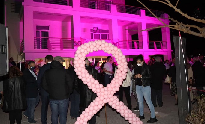 Περιφέρεια Αττικής: Φωταγώγηση του Π. Δημαρχείου Γλυφάδας με το χαρακτηριστικό ροζ χρώμα «Ο καρκίνος του μαστού μπορεί να νικηθεί»