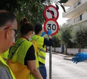 Λυκόβρυση Πεύκη :  Εθελοντές του Ομίλου Ηρακλής και μέλη του ΙΟΑΣ Π.Μυλωνάς αποκατέστησαν πινακίδες οδικής σήμανσης στη Λυκόβρυση