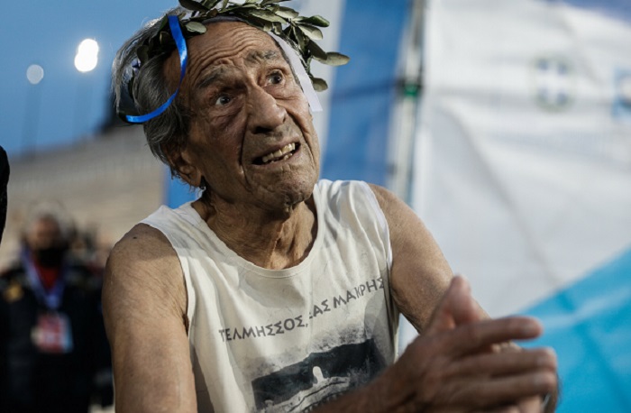 Ο 90χρονος Μαραθωνοδρόμος Στέλιος Πρασσάς έκοψε το νήμα στον Μαραθώνιο της Αθήνας μαζί με τα εγγόνια του