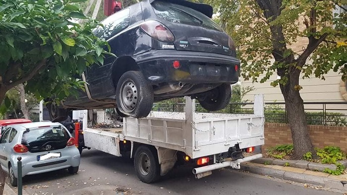 Ηράκλειο Αττικής : Μαζεύουν εγκαταλελειμμένα αυτοκίνητα στους δρόμους της πόλης