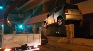 Ηράκλειο Αττικής : Μαζεύουν εγκαταλελειμμένα αυτοκίνητα στους δρόμους της πόλης