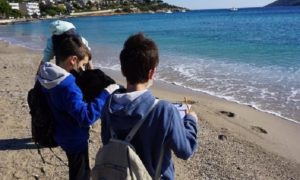 Μαρκόπουλο: Η παραλία του Αγίου Σπυρίδωνα στο Πόρτο Ράφτη καθαριστικέ από μαθητές