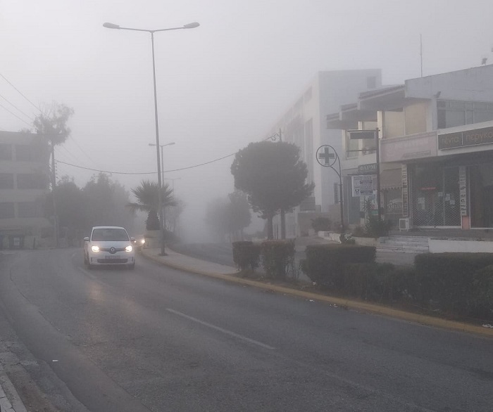 Πεντέλη: Πυκνή ομίχλη σκέπασε την πόλη από τα μεσάνυχτα ως τις πρώτες πρωινές ώρες (Φωτογραφίες)