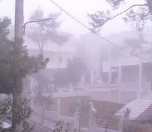 Πεντέλη: Πυκνή ομίχλη σκέπασε την πόλη από τα μεσάνυχτα ως τις πρώτες πρωινές ώρες (Φωτογραφίες)