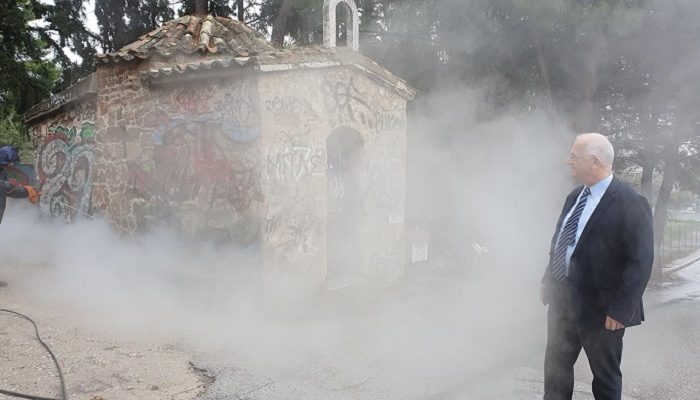 Παλλήνη:  Καθαρισμός του γκράφιτι στο ιστορικό εκκλησάκι του Αγίου Ιωάννη του Ελεήμονα