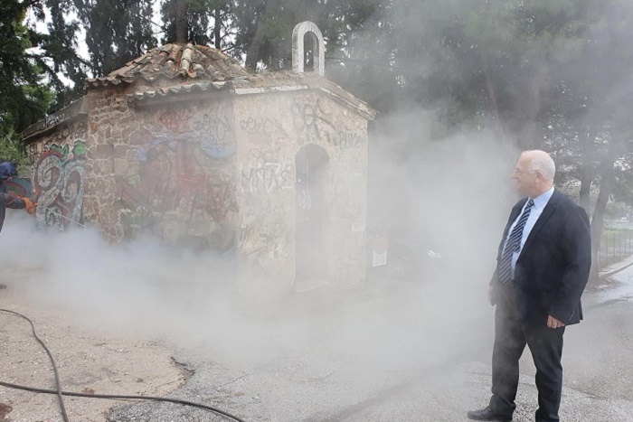 Παλλήνη:  Καθαρισμός του γκράφιτι στο ιστορικό εκκλησάκι του Αγίου Ιωάννη του Ελεήμονα