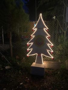 Διόνυσος: Φωταγωγήθηκε το Χριστουγεννιάτικο δέντρο των Εθελοντών Πολιτικής Προστασίας
