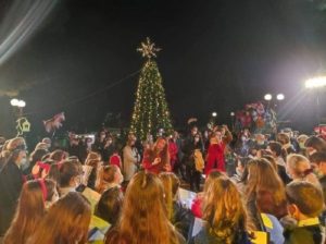 Ηράκλειο: Ο Δήμος άναψε  το Χριστουγεννιάτικο δέντρο της πόλης, με πολύ κέφι και ελπίδα για και ένα καλύτερο αύριο