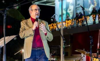 Κηφισιά : Φωταγωγήθηκε το Χριστουγεννιάτικο δέντρο του Δήμου