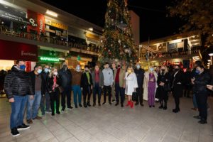 Κηφισιά : Φωταγωγήθηκε το Χριστουγεννιάτικο δέντρο του Δήμου