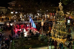 Κηφισιά : Φωταγωγήθηκε το Χριστουγεννιάτικο δέντρο του Δήμου