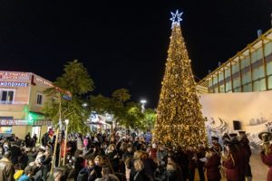 Μαρούσι: Φωτιστικέ το Χριστουγεννιάτικο Δέντρο στο κέντρο της πόλης στην Πλατεία ΗΣΑΠ