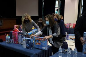 Μαρούσι : Συγκινητική η συμμετοχή των πολιτών στη δράση του Δήμου Αμαρουσίου και του «Όλοι Μαζί Μπορούμε» για τη συγκέντρωση Χριστουγεννιάτικων δώρων για τα παιδιά της πόλης