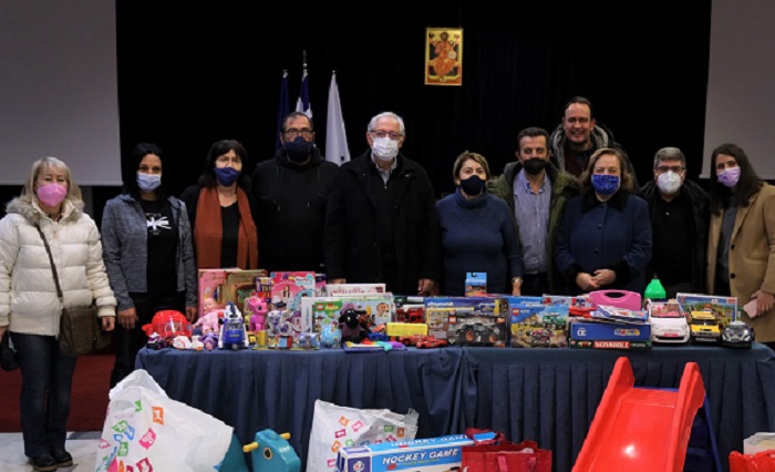 Μαρούσι : Συγκινητική η συμμετοχή των πολιτών στη δράση του Δήμου Αμαρουσίου και του «Όλοι Μαζί Μπορούμε» για τη συγκέντρωση Χριστουγεννιάτικων δώρων για τα παιδιά της πόλης