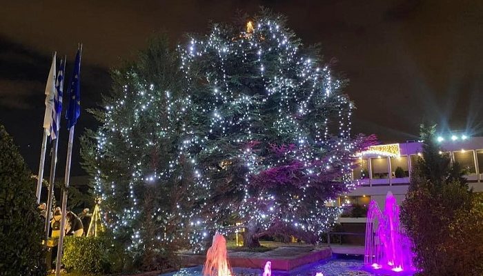 Παπάγου Χολαργού: Σε εορταστική ατμόσφαιρα φωταγωγήθηκε το Χριστουγεννιάτικο Δένδρο του Δήμου