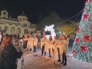 Πεντέλη: Σε εορταστική ατμόσφαιρα φωταγωγήθηκε το Χριστουγεννιάτικο Δένδρο του Δήμου