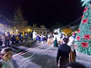 Πεντέλη: Σε εορταστική ατμόσφαιρα φωταγωγήθηκε το Χριστουγεννιάτικο Δένδρο του Δήμου