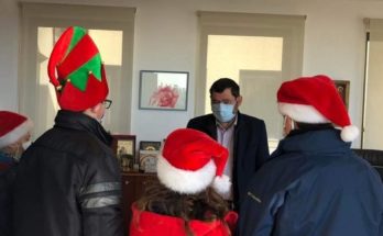 Λυκόβρυση Πεύκη: Ευχές και κάλαντα στο Γραφείο του Δημάρχου την παραμονή των Χριστουγέννων