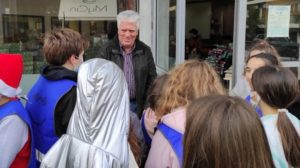 Αγία Παρασκευή: Οι μαθητές του 7ου Δημοτικού έψαλλαν τα κάλαντα στον Δήμαρχο της πόλης