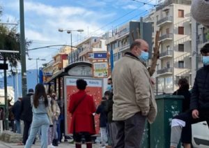 Ουρές σε κέντρα υγείας και φαρμακεία για rapid test και PCR