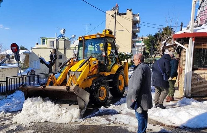 Ηράκλειο Αττικής: Από τις πρώτες πρωινές ώρες τα συνεργεία του δήμου επιχειρούν για τον εκχιονισμό και των μικρότερων πλέον δρόμων