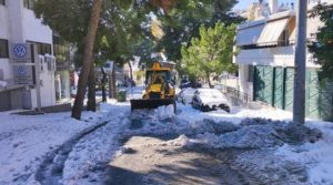 Ηράκλειο Αττικής: Από τις πρώτες πρωινές ώρες τα συνεργεία του δήμου επιχειρούν για τον εκχιονισμό και των μικρότερων πλέον δρόμων