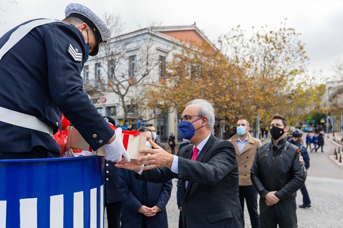 Κηφισιά: Εθιμοτυπική προσφορά δώρων στον τροχονόμο  Κηφισιάς «Παράδοση δεκαετιών που συνεχίζεται αδιατάρακτα μέσα στις γιορτινές ημέρες»