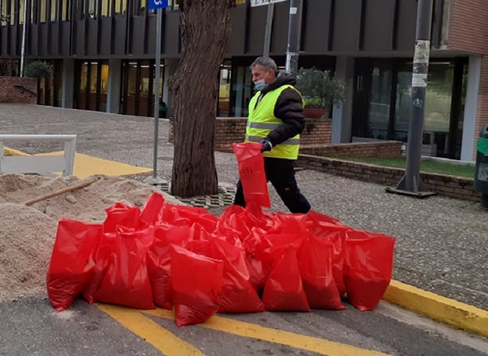 Κηφισιά: Η Πολιτική Προστασία του Δήμου διαθέτει αλάτι στους δημότες για τις ανάγκες αποχιονισμού