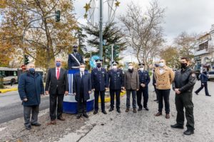 Κηφισιά: Εθιμοτυπική προσφορά δώρων στον τροχονόμο  Κηφισιάς «Παράδοση δεκαετιών που συνεχίζεται αδιατάρακτα μέσα στις γιορτινές ημέρες»