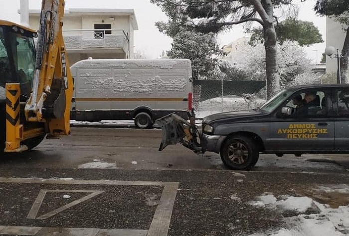 Λυκόβρυση Πεύκη : Τα μηχανήματα του Δήμου επιχειρούν στους δρόμους - Διατίθεται αλάτι στα Δημοτικά Καταστήματα