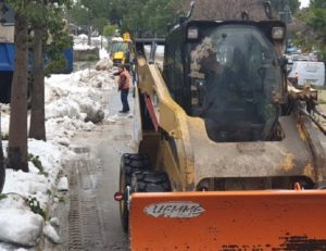 Περιφέρεια Αττικής: Συνεχίζονται με εντατικούς ρυθμούς από τα συνεργεία της Περιφέρειας οι εκχιονισμοί αλλά και η απομάκρυνση κλαδιών και πεσμένων δέντρων