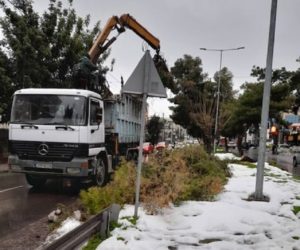 Περιφέρεια Αττικής: Συνεχίζονται με εντατικούς ρυθμούς από τα συνεργεία της Περιφέρειας οι εκχιονισμοί αλλά και η απομάκρυνση κλαδιών και πεσμένων δέντρων