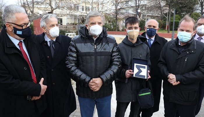 Περιφέρεια Αττικής: Το πρώτο δίπλωμα οδήγησης σε 17χρονο οδηγό, στο  πλαίσιο του νέου νόμου του Υπ. Μεταφορών