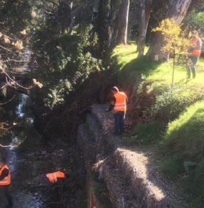 Περιφέρεια Αττικής : Συνεχίζονται οι προγραμματισμένες καθημερινές παρεμβάσεις για τον καθαρισμό ρεμάτων από τα συνεργεία της Περιφέρειας