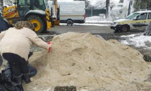 Λυκόβρυση Πεύκη: Τα μηχανήματα του Δήμου επιχειρούν στους δρόμους