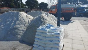 Ο ΣΠΑΠ σε συνεργασία με την Περιφέρεια και το Δήμο Πεντέλης τοποθέτησαν αλάτι στην Πλατεία Αγίας Τριάδας