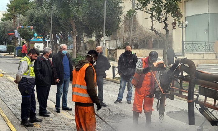 Μαρούσι: Αυτοψία του Δήμαρχου στις εργασίες αποκατάστασης του οδοστρώματος επί της οδού Χατζηαντωνίου στο κέντρο της πόλης