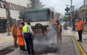 Μαρούσι: Αυτοψία του Δήμαρχου στις εργασίες αποκατάστασης του οδοστρώματος επί της οδού Χατζηαντωνίου στο κέντρο της πόλης