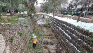 Περιφέρεια Αττικής: Συνεχίζονται οι προγραμματισμένες παρεμβάσεις για τον καθαρισμό ρεμάτων από τα συνεργεία της Περιφέρειας