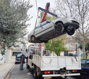 Αθήνα: Απομάκρυνση εγκαταλελειμμένων οχημάτων από τους δρόμους της πόλης