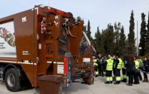 Περιφέρεια Αττικής: Παράδοση 4 απορριμματοφόρων συλλογής βιοαποβλήτων και 925 καφέ κάδων ειδικής ανακύκλωσης από την Περιφερειάρχη στον Δήμο Βύρωνα