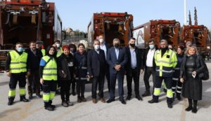 Περιφέρεια Αττικής: Παράδοση 4 απορριμματοφόρων συλλογής βιοαποβλήτων και 925 καφέ κάδων ειδικής ανακύκλωσης από την Περιφερειάρχη στον Δήμο Βύρωνα