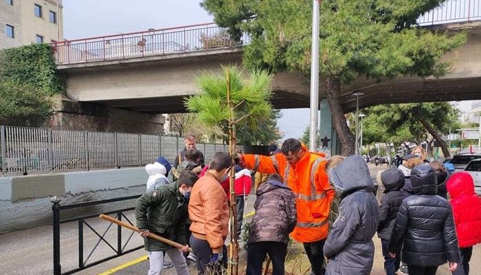 Ηράκλειο Αττικής: Μαθητές του 1ου Δημοτικού με την Υπηρεσία Πρασίνου φύτευσαν τη νησίδα κατά μήκος της οδού Μελίνας Μερκούρη