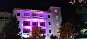 Λυκόβρυση Πεύκη: Ο Δήμος τίμησε την Παγκόσμια Ημέρα της Γυναίκας φωτίζοντας το Δημοτικό Θέατρο