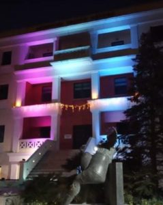 Λυκόβρυση Πεύκη : Ο Δήμος συμμετείχε στην Παγκόσμια Αλυσίδα Φώτων για τις Σπάνιες Παθήσεις