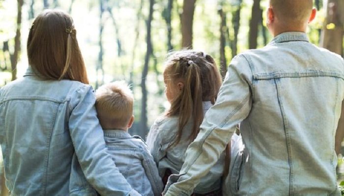 Ιταλία: «Συνταγματικό Δικαστήριο» Τα παιδιά πρέπει να αποκτούν αυτόματα το επώνυμο και των δυο γονέων