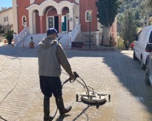Πεντέλη: Καθαριότητα από τον Δήμο  στους αύλειους χώρους των Eνοριακών Nαών εν όψει των Ακολουθιών της Μεγάλης Εβδομάδας και της Ανάστασης