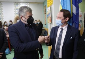 Περιφέρεια Αττικής: Περιφέρεια Αττικής: Ιατρικούς ελέγχους και διανομή υγειονομικού υλικού προστασίας σε παιδιά από την Ουκρανία που φοιτούν σε σχολείο της Αττικής
