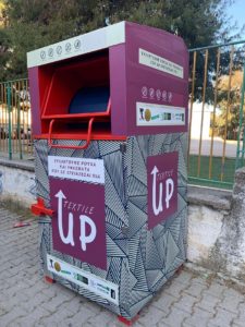 Λυκόβρυση Πεύκη: Τοποθετήθηκαν 10 ειδικά σχεδιασμένοι κάδοι ανακύκλωσης στο Ηλιακό Χωρίο και σε Δημοτικά Σχολεία για το έργο UpTextile