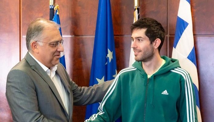Τον χρυσό Ολυμπιονίκη και παγκόσμιο πρωταθλητή του άλματος εις μήκος Μίλτο Τεντόγλου, υποδέχτηκε ο Υπουργός Προστασίας του Πολίτη